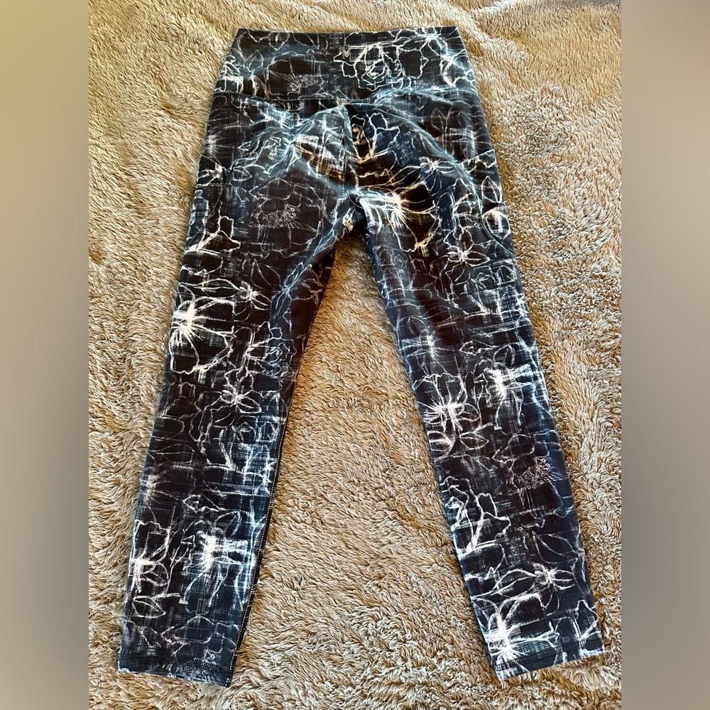 Spyder Black and White Patterned Leggings Size Medium - Picture 8 of 16